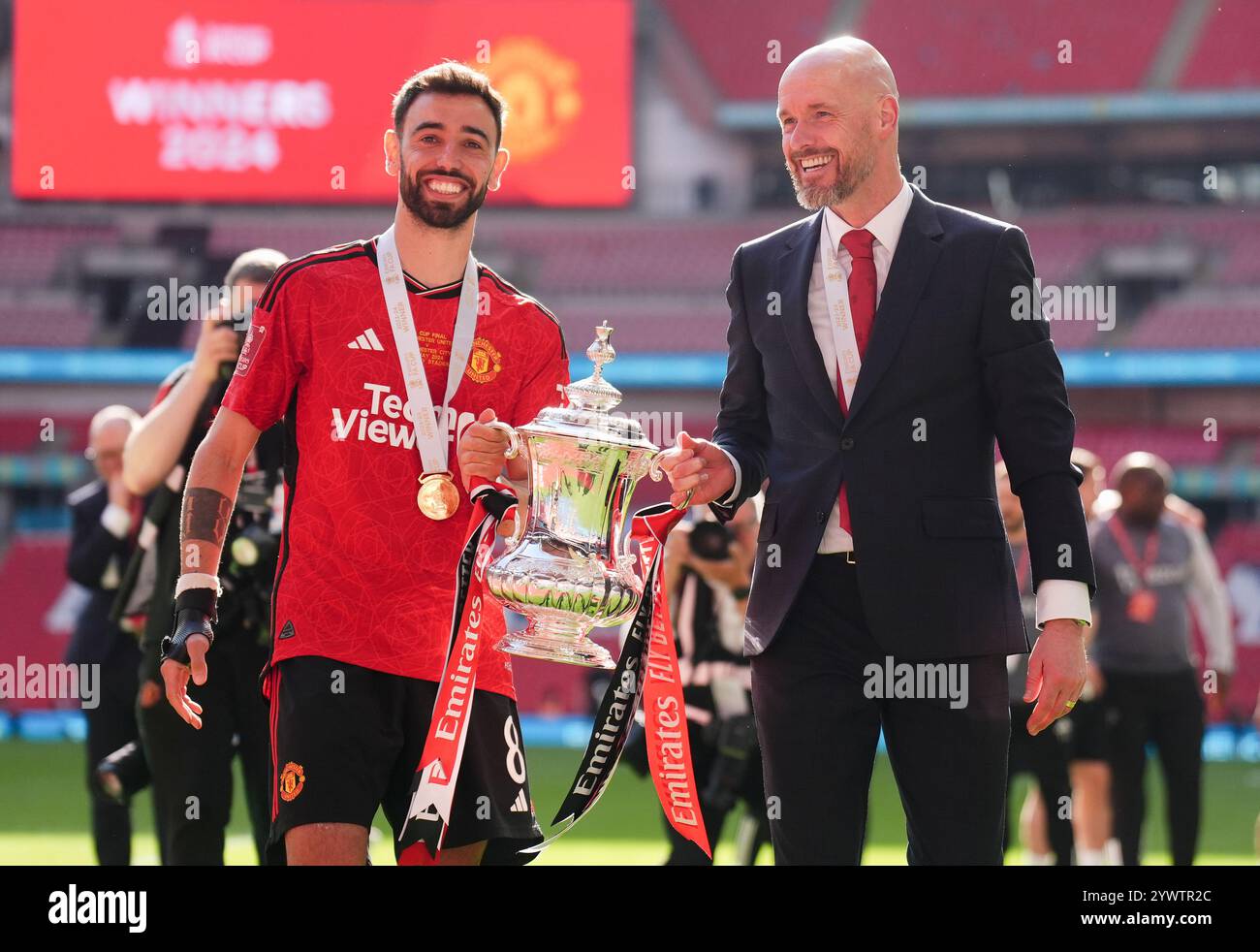 Photo du dossier datée du 25-05-2024 de Bruno Fernandes de Manchester United et de son manager Erik Ten Hag avec le trophée FA Cup. Manchester United remporte la FA Cup après avoir battu Manchester City 2-1 en finale à Wembley. Date d'émission : jeudi 12 décembre 2024. Banque D'Images