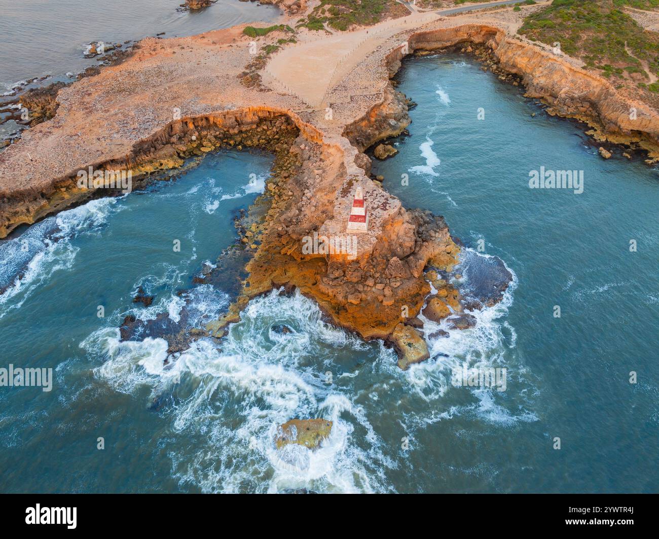 Vue aérienne d'un monument d'obélisque sur le bord d'une pointe rocheuse à Robe en Australie méridionale Banque D'Images