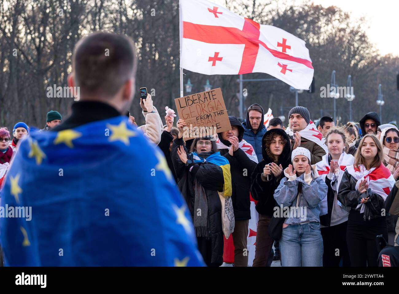 Gegen die Entscheidung der georgischen Regierung, die Verhandlungen über den Beitritt zur Europäischen Union auszusetzen. Zum proteste hatte die pro-europäische ONG Georgisches Zentrum im Ausland GZA aufgerufen. / Les Géorgiens protestent à Berlin contre la décision du gouvernement géorgien de suspendre les négociations d'adhésion à l'UE. L’ONG pro-européenne Georgian Center Abroad GZA avait appelé à la manifestation. Snapshot-Photography/K.M.Krause *** les Géorgiens protestent à Berlin contre la décision du gouvernement géorgien de suspendre les négociations d'adhésion à l'UE l'ONG pro-européenne G Banque D'Images