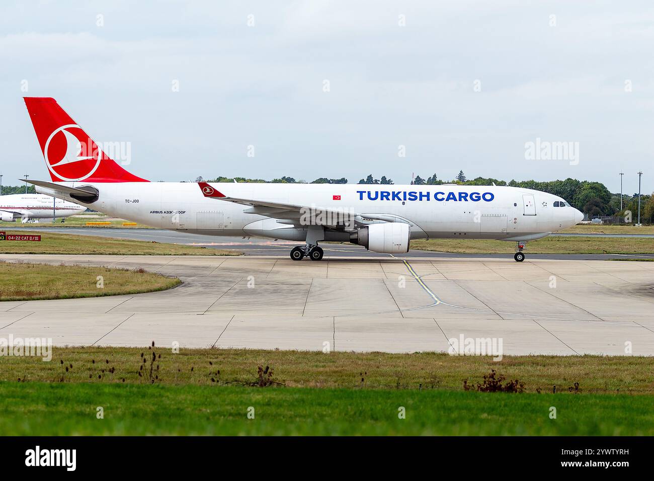 Turkish Cargo Boeing 777 Londres Stansted. L'avion est blanc avec une livrée bleue et rouge. Banque D'Images