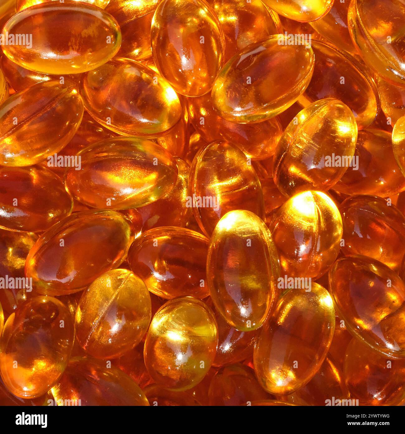 Une image carrée en gros plan de capsules d'huile de poisson comme suppléments contenant des acides gras oméga-3 qui sont consommés pour des bienfaits pour la santé. Banque D'Images