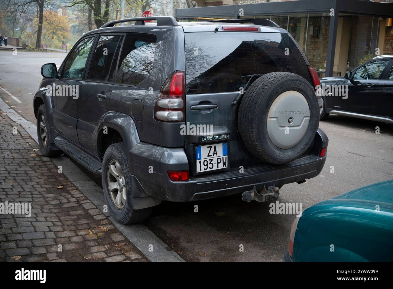 Cremona, Italie - 27 novembre 2024 Gray toyota Land Cruiser prado série 120, un véhicule 4x4 populaire, stationné sur une rue pavée dans un environnement urbain Banque D'Images
