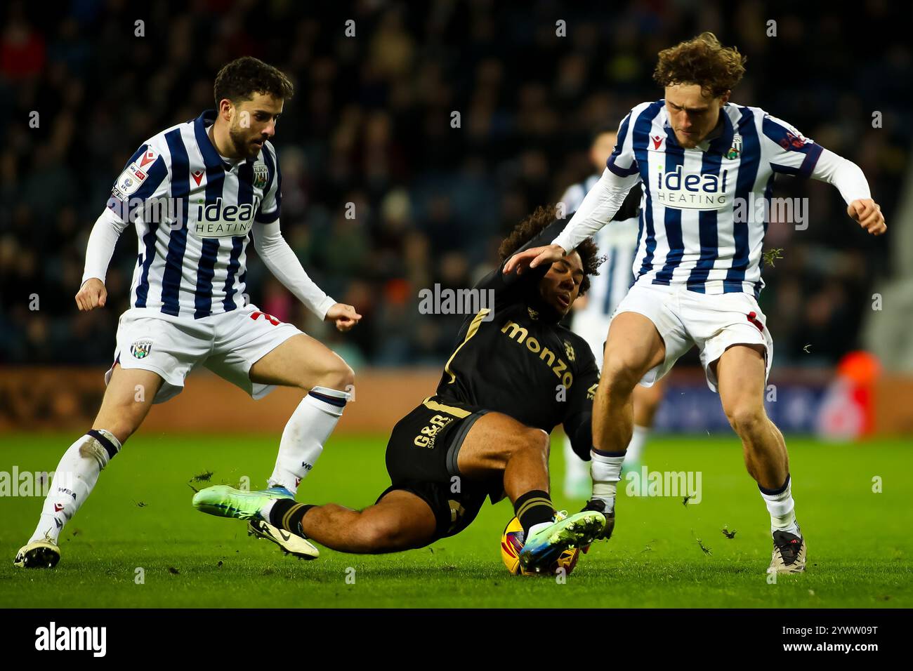 Milan van Ewijk de Coventry City affronte Mikey Johnston de West Bromwich Albion et Callum Styles de West Bromwich Albion lors du championnat EFL Banque D'Images