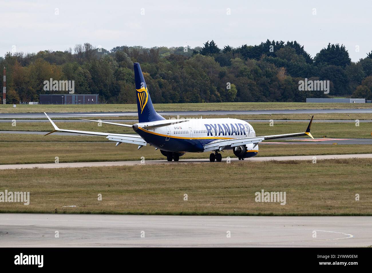 Ryanair Boeing 737 à Londres Stansted. Avion en blanc et bleu. Logos Ryanair Banque D'Images