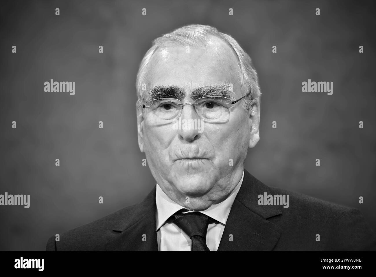 FOTOMONTAGE : Dr Theo WAIGEL Bundesfinanzminister a.D., Einzelbild,angeschnittenes Einzelmotiv,Portraet,Portrait,PortrÊt. Archivfoto vom 17.04.2024. *** PHOTOMONTAGE Dr Theo WAIGEL Ministre fédéral des Finances a d , image unique, motif unique recadré, portrait, portrait D'ARCHIVE PHOTO du 17 04 2024 Banque D'Images