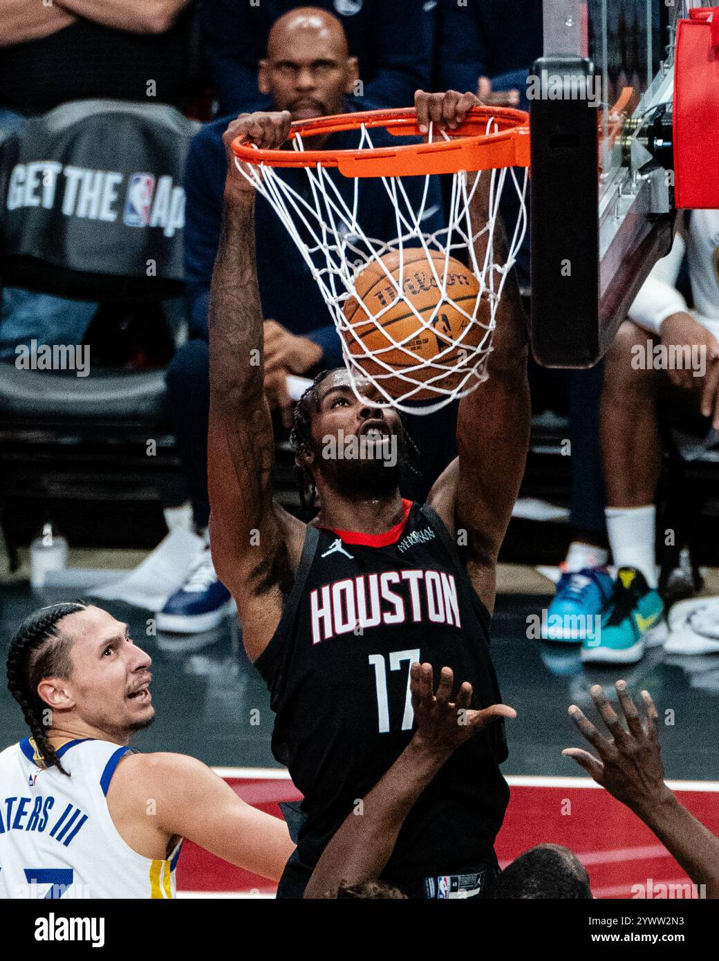 Houston, États-Unis. 11 décembre 2024. Tari Eason (C) des Houston Rockets dunk lors du match quart de finale de la Coupe NBA 2024-2025 entre les Golden State Warriors et les Houston Rockets à Houston, aux États-Unis, sur le Dec. 11, 2024. Crédit : Chen Chen/Xinhua/Alamy Live News Banque D'Images