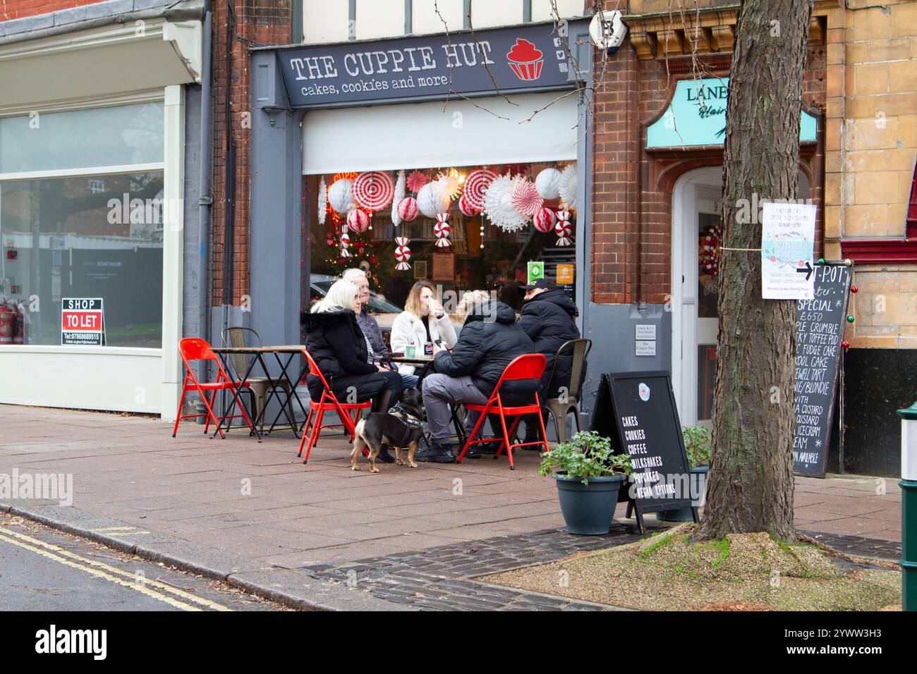 Prendre un café à l'extérieur du Cuppie Hut à Norwich un matin d'hiver Banque D'Images