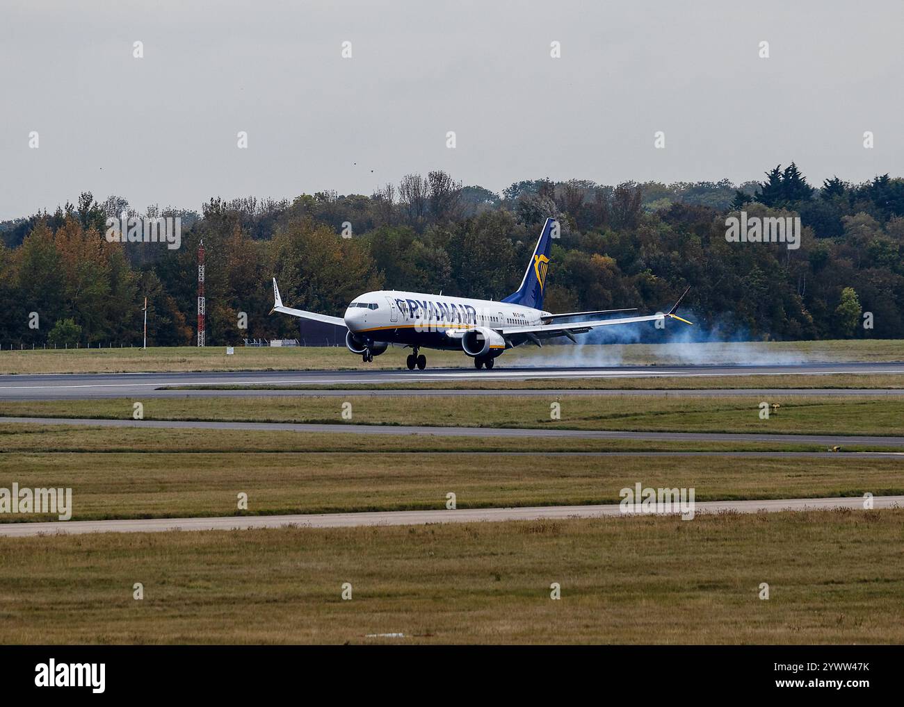 Ryanair Boeing 737 à Londres Stansted. Avion en blanc et bleu. Logos Ryanair Banque D'Images