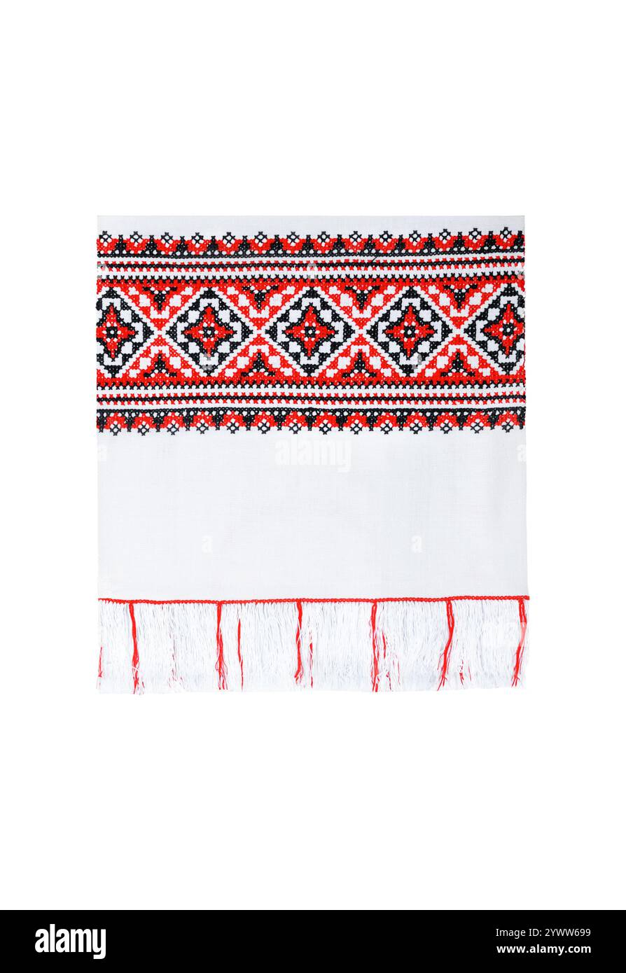 Serviette brodée ukrainienne traditionnelle (rushnyk) avec des motifs folkloriques géométriques rouges et noirs, isolée sur fond blanc. Banque D'Images Serviette brodée ukrainienne traditionnelle (rushnyk) avec des motifs folkloriques géométriques rouges et noirs, isolée sur fond blanc. Banque D'Images