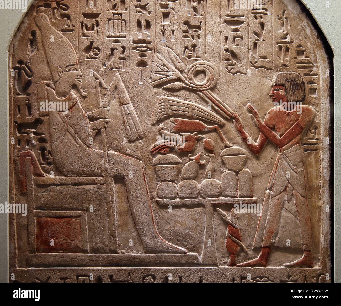 Stèle du porte-étendard Imhotep (2700 -2630 BCE)). Décédé faire et offrir à Osiris. Musée égyptien de Turin. Italie. Banque D'Images