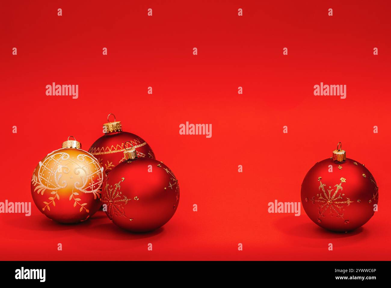 Boules de noël rouges et dorées, décoration Christmass sur fond rouge Banque D'Images