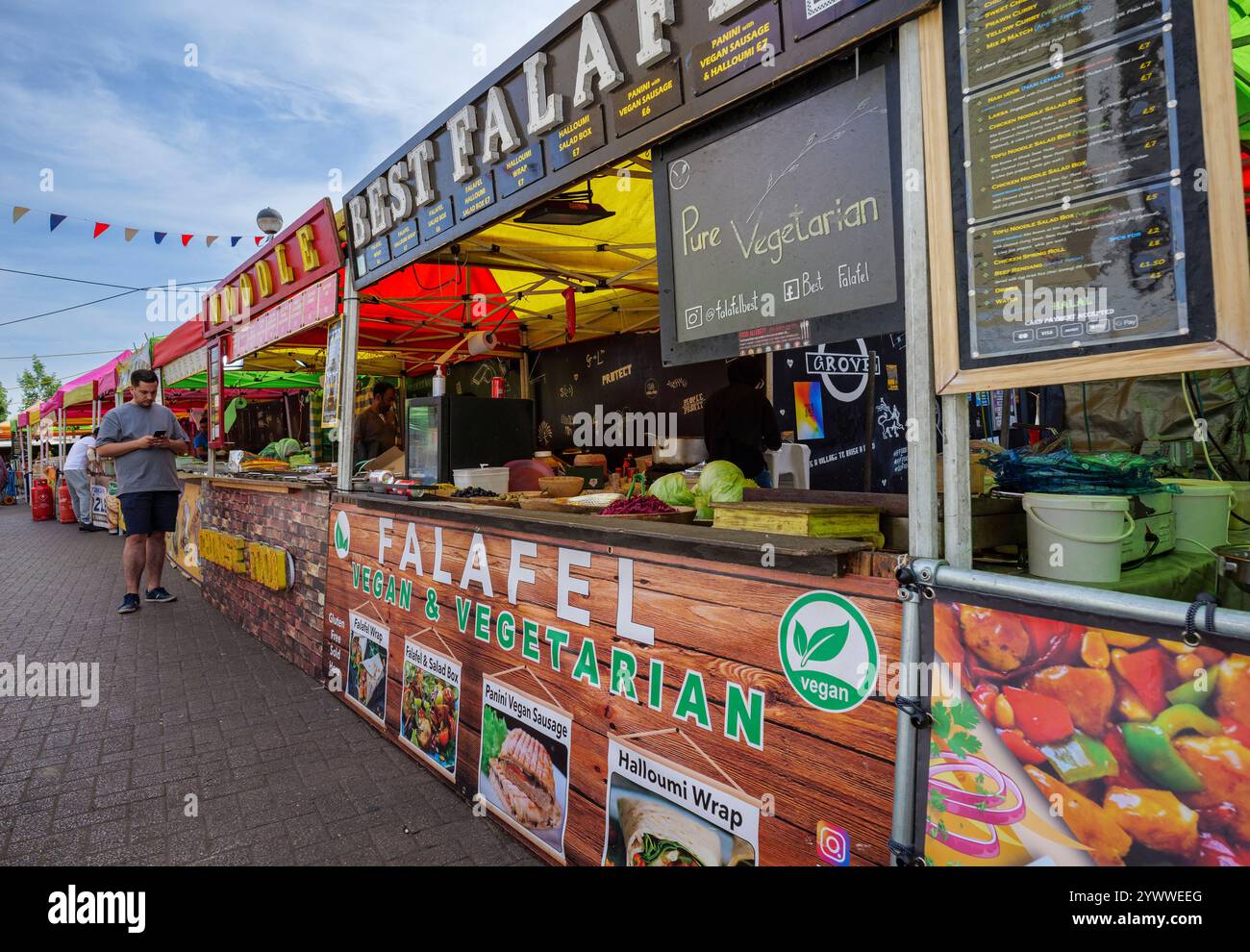 Londres - 17 06 2022 : stands de nourriture de rue sur Acklam Rd près de Portobello Road Banque D'Images