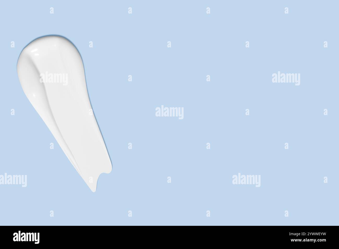 Frottis de crème cosmétique blanche sur un fond bleu clair. Produit de soin de la peau, texture lisse. Banque D'Images