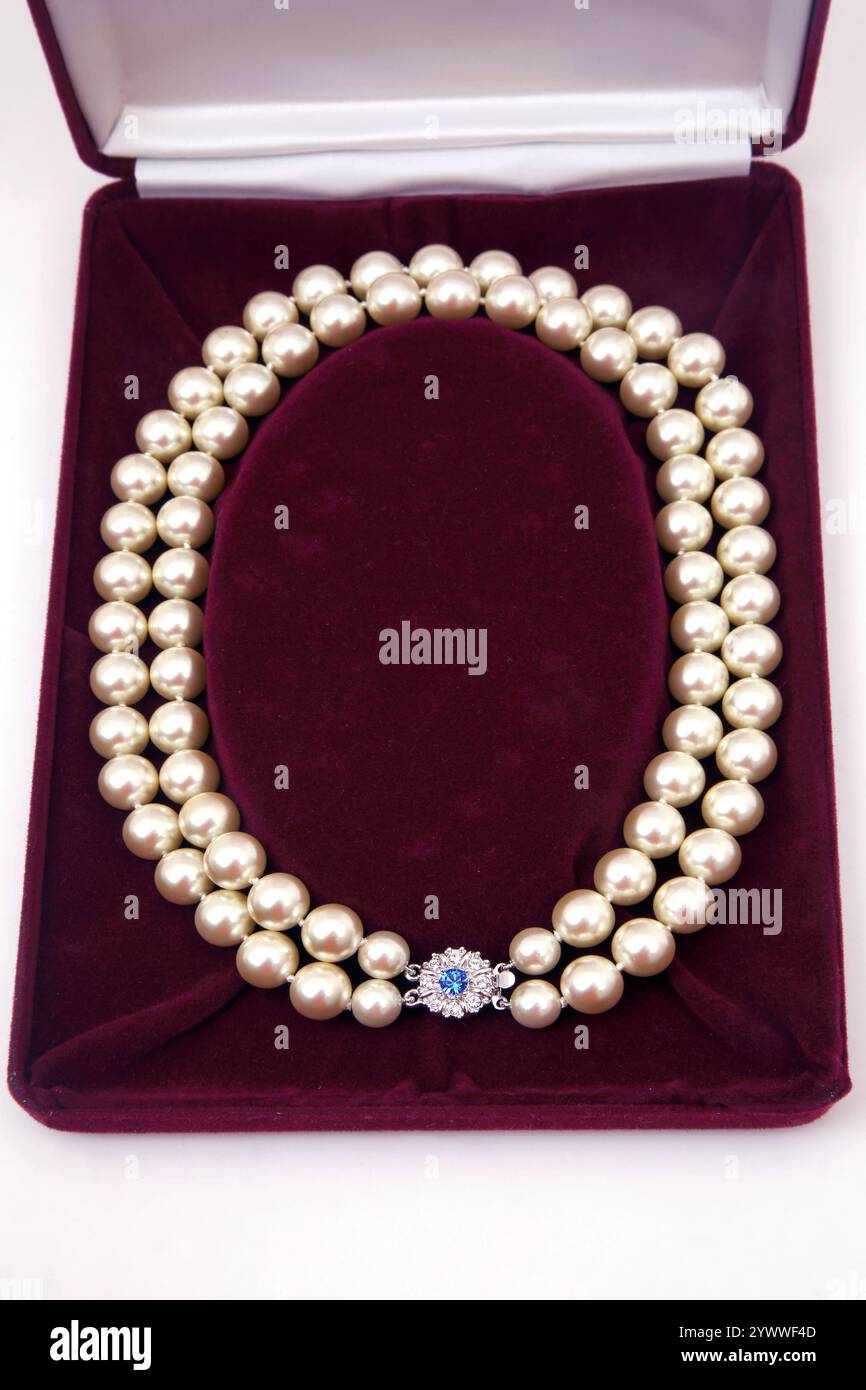 Réplique de collier de perles porté par Jacqueline Bouvier Kennedy première dame des USA 1961 - 1963 par Camrose et Kross fermoir est argent et saphir Banque D'Images