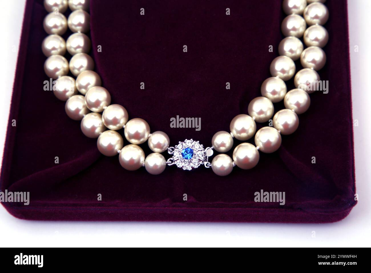 Réplique de collier de perles porté par Jacqueline Bouvier Kennedy première dame des USA 1961 - 1963 par Camrose et Kross fermoir est argent et saphir Banque D'Images