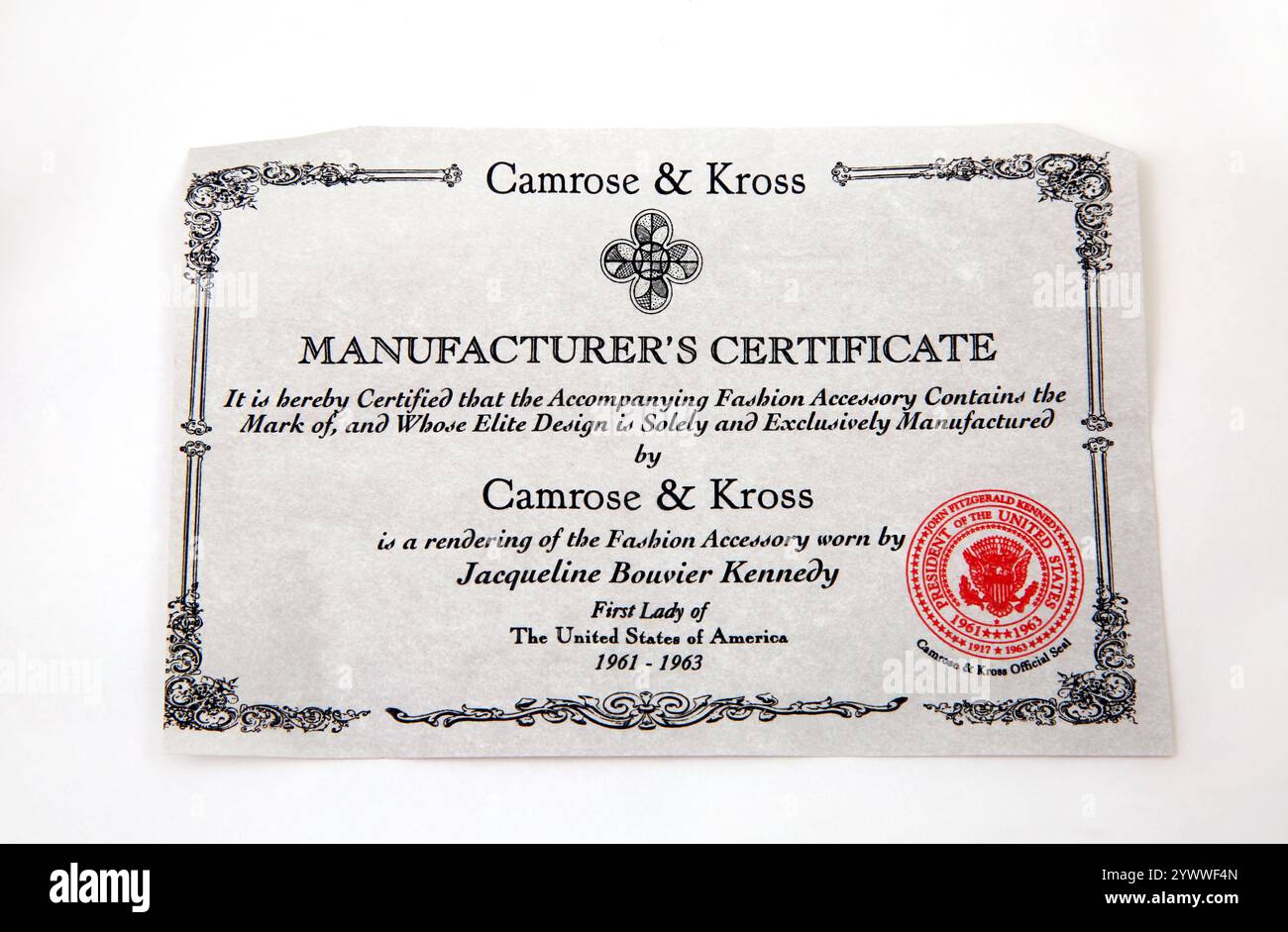 Certificat du fabricant de réplique de collier de perles porté par Jacqueline Bouvier Kennedy première dame des USA 1961 - 1963 par Camrose et Kross cl Banque D'Images