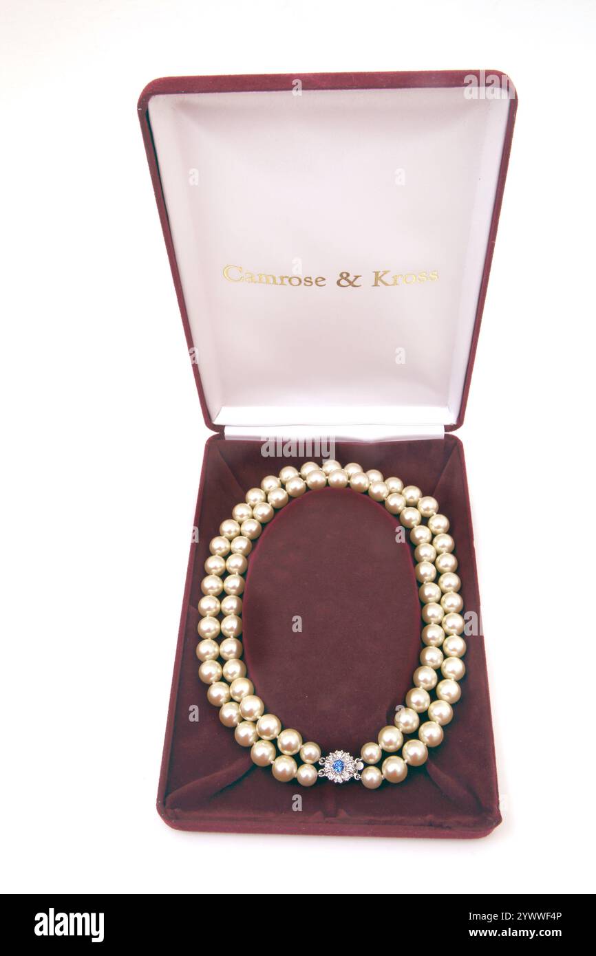 Réplique de collier de perles porté par Jacqueline Bouvier Kennedy première dame des USA 1961 - 1963 par Camrose et Kross fermoir est argent et saphir Banque D'Images
