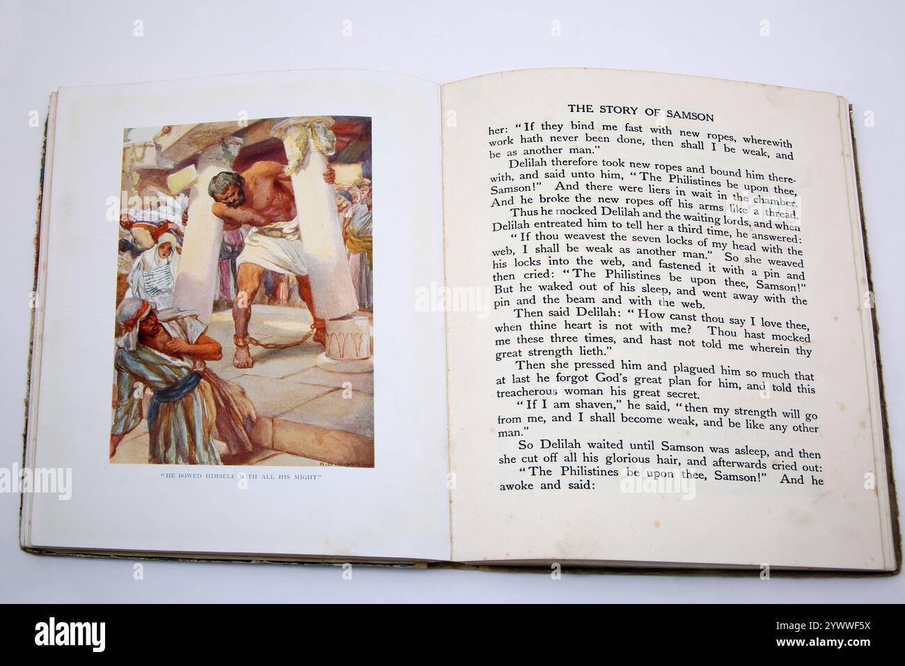 Livre antique religieux pour enfants L'histoire de l'ancien Testament montrant la page avec une illustration du suicide de Samson en saisissant les deux piliers de Banque D'Images