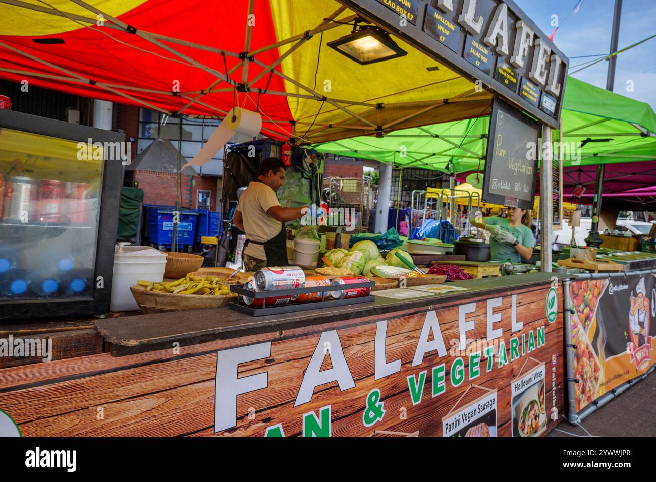 Londres - 17 06 2022 : Chef travaillant dans un stand de falafel sur Acklam Rd près de Portobello Road Banque D'Images