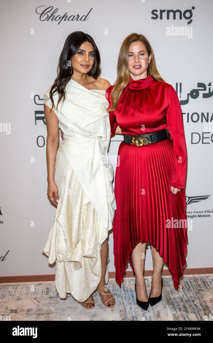 Djeddah, Arabie Saoudite. 11 décembre 2024. De gauche à droite : l'actrice et productrice indienne Priyanka Chopra et la personnalité médiatique libanaise Raya Abirached posent avant une session « In conversation » à la place de la culture, dans le cadre de la 4e édition du Festival du film de la mer Rouge à Djeddah, Arabie Saoudite, le 11 décembre 2024. Photo Balkis Press/ABACAPRESS. COM Credit : Abaca Press/Alamy Live News Banque D'Images