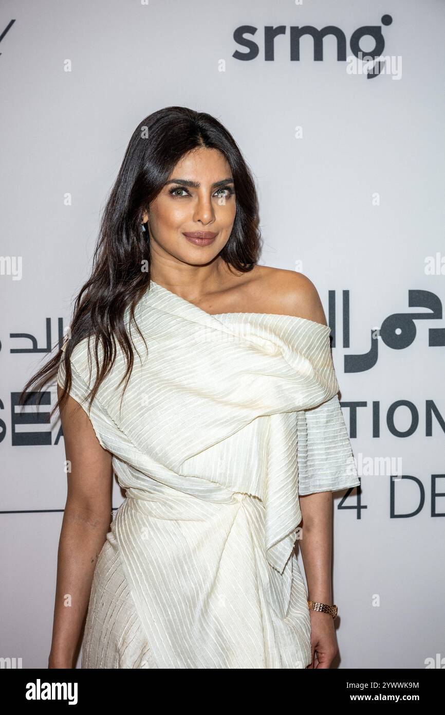 Djeddah, Arabie Saoudite. 11 décembre 2024. L’actrice et productrice indienne Priyanka Chopra pose avant une session « In conversation » sur la place de la culture, dans le cadre de la 4e édition du Festival du film de la mer Rouge à Djeddah, en Arabie Saoudite, le 11 décembre 2024. Photo Balkis Press/ABACAPRESS. COM Credit : Abaca Press/Alamy Live News Banque D'Images