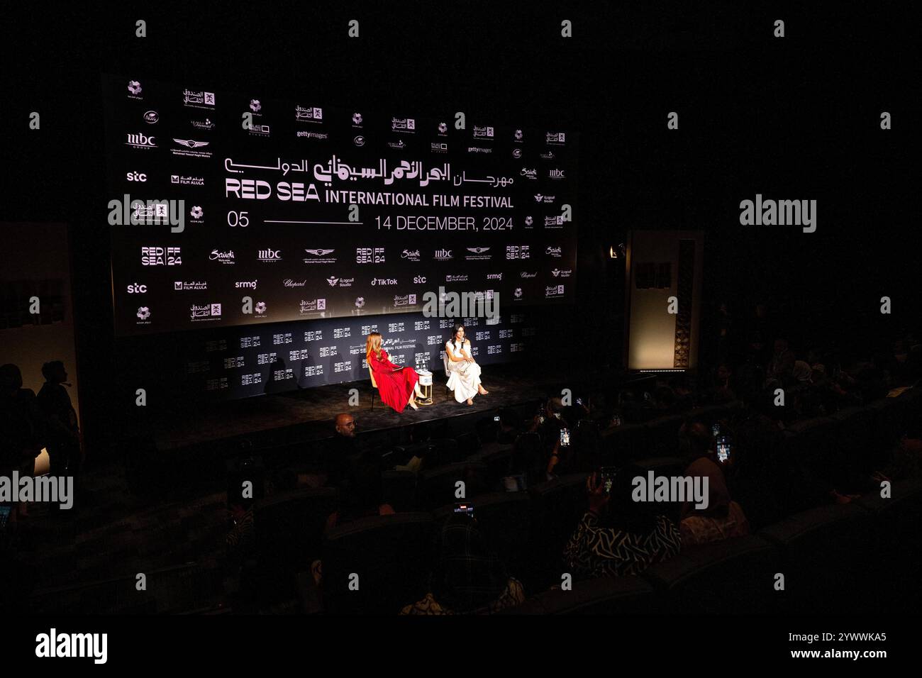 Djeddah, Arabie Saoudite. 11 décembre 2024. L’actrice et productrice indienne Priyanka Chopra (à droite) et la personnalité médiatique libanaise Raya Abirached posent avant une session « In conversation » sur la place de la culture, dans le cadre de la 4e édition du Festival du film de la mer Rouge à Djeddah, en Arabie Saoudite, le 11 décembre 2024. Photo Balkis Press/ABACAPRESS. COM Credit : Abaca Press/Alamy Live News Banque D'Images