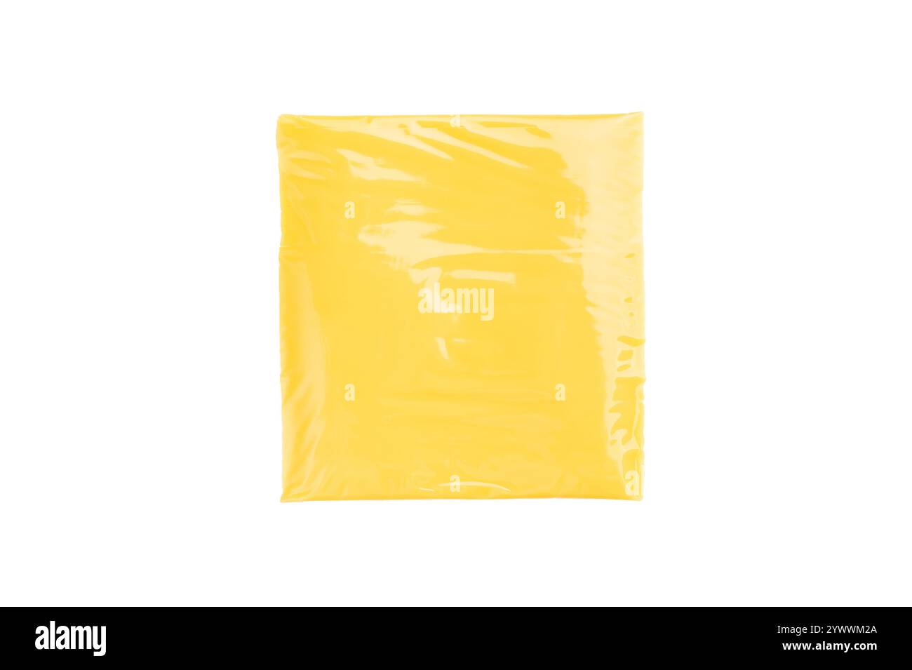 Tranches carrées de fromage cheddar transformé dans un emballage individuel en plastique isolé sur fond blanc. Banque D'Images