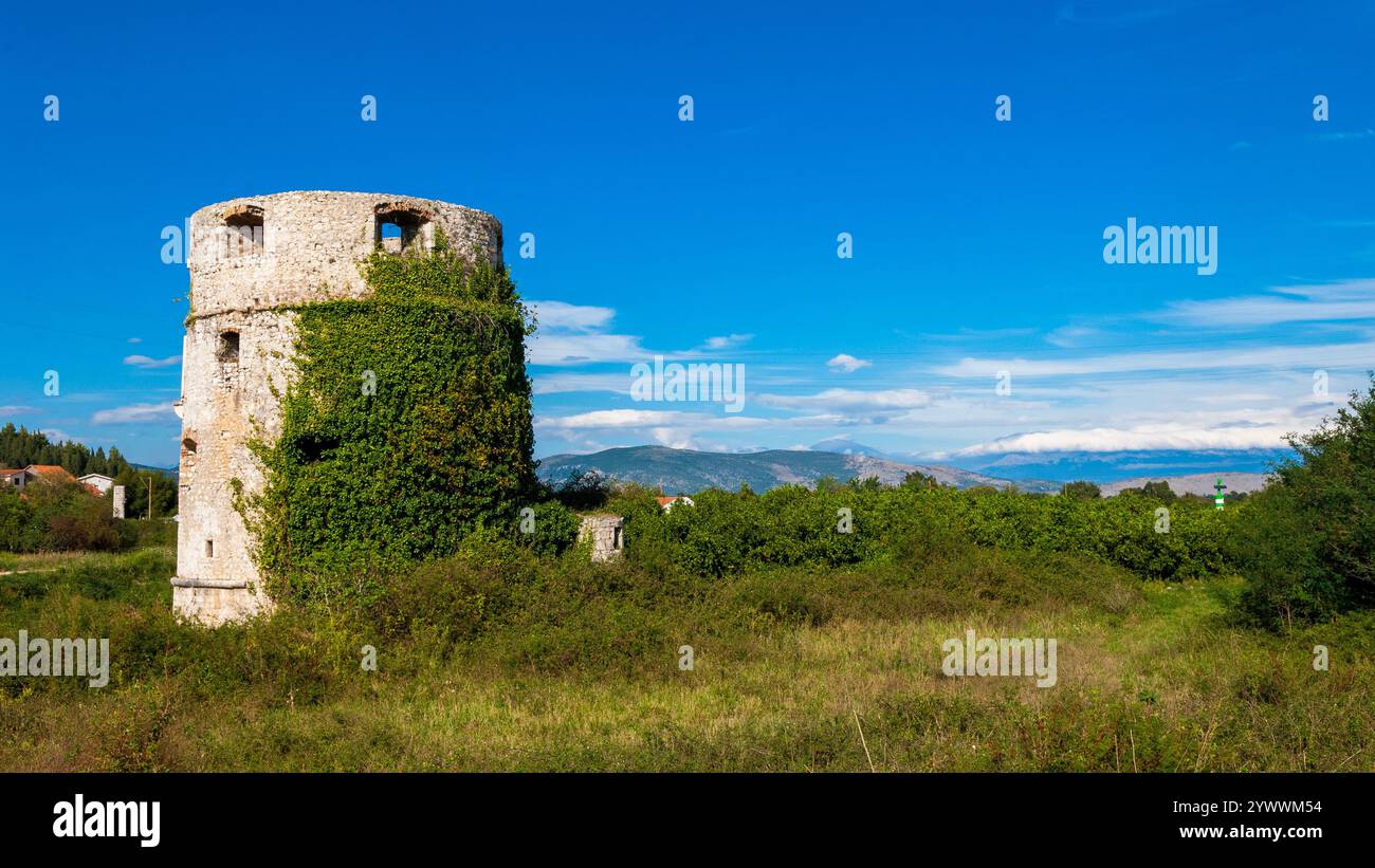 Fort abandonné de l'époque ottomane en Croatie : relique historique du passé au milieu d'un paysage accidenté Banque D'Images