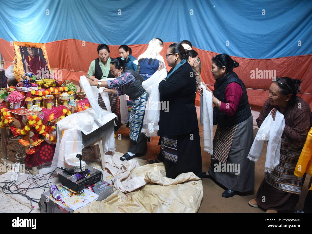 Bikaner, Rajasthan, Inde. 10 décembre 2024. Les réfugiés tibétains rendent hommage au 14e Dalaï Lama Tenzin Gyatso qui a reçu le prix Nobel de la paix en 1989, à l'occasion de la Journée des droits de l'homme. (Crédit image : © Dinesh Gupta/Pacific Press via ZUMA Press Wire) USAGE ÉDITORIAL SEULEMENT! Non destiné à UN USAGE commercial ! Banque D'Images