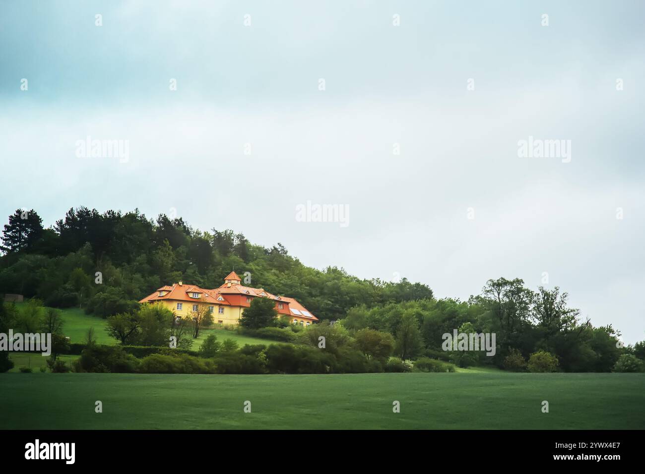 Vienne, Autriche - 12 mai 2019 : une grande maison de campagne de style rancho avec un porche enveloppant et des lucarnes. La grande cour dispose d'un mature Banque D'Images