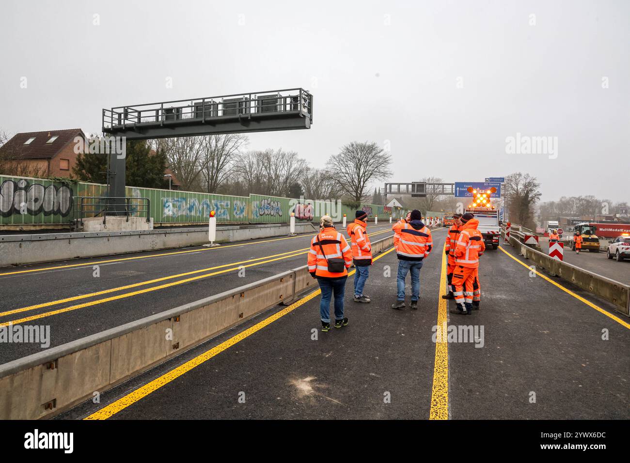 Baustelle der Schlachthofbrücke der Autobahn A40 in Bochum - A40-Sperrung BEI Bochum Endet. Pressetermin der Autobahn GmbH an der Baustelle der Schlachthofbrücke. Autoroute A40. Mitarbeiter der Autobahnmeisterei. Wiederöffnung der A40 BEI Bochum. A40-Schlachthofbrücke : der Verkehr kann wieder fließen. Bochum, Nordrhein-Westfalen, DEU, Deutschland, 12.12.2024 *** chantier de construction du pont de l'abattoir sur l'autoroute A40 à Bochum fermeture de l'A40 près de Bochum clôture la manifestation de presse d'Autobahn GmbH sur le chantier de construction du pont de l'abattoir sur l'autoroute A40 employés de l'autoroute m Banque D'Images