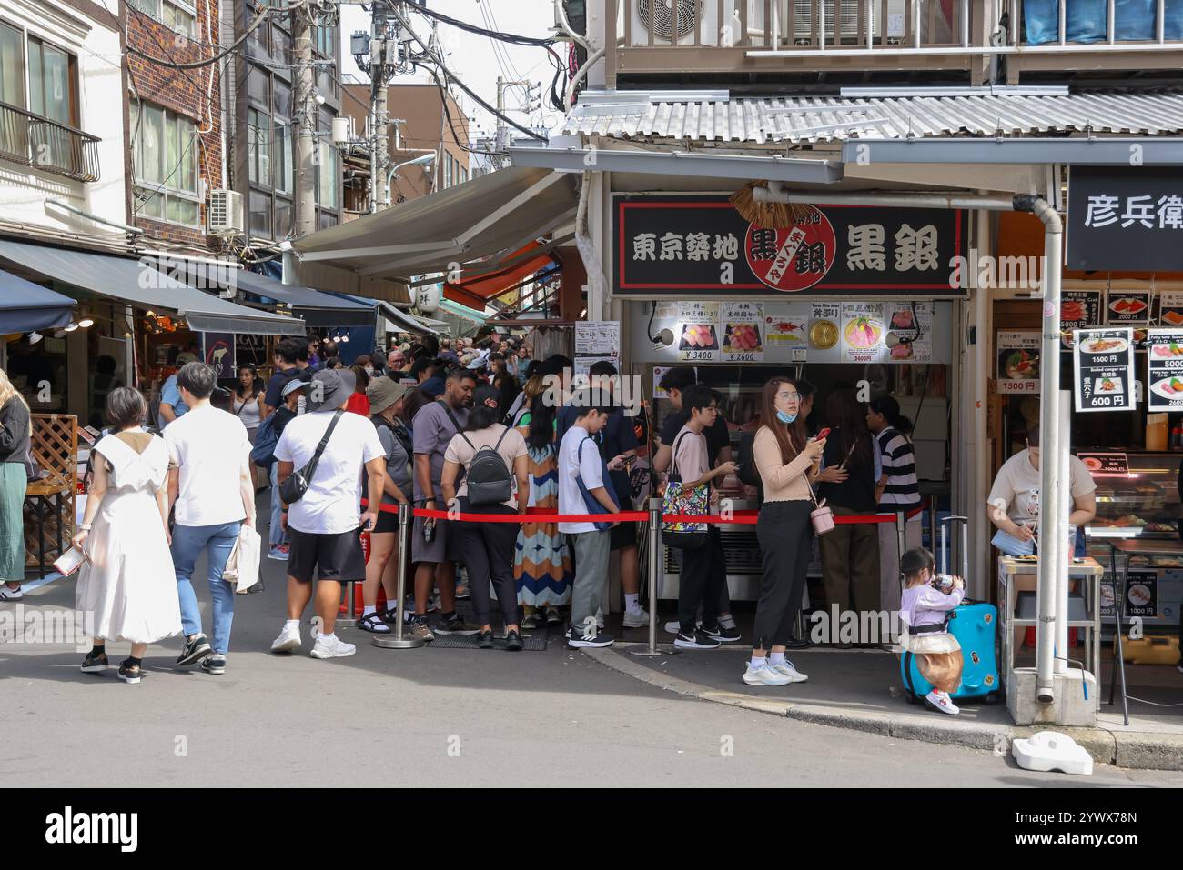 Restaurant de sushi dans la zone extérieure du marché de Tsukiji, Tsukiji, ville de Chuo, Tokyo, Japon, Asie. Banque D'Images