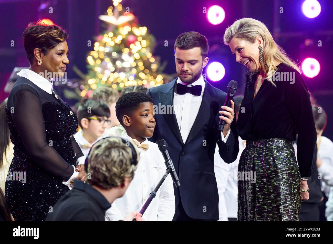 Leusden, pays-Bas, 2024-12-12 13:10:03 LEUSDEN, 12-12-2024, AFAS Theater Recordings of the Christmas Music Gala 2024. De jeunes créateurs musicaux unissent leurs forces à des artistes célèbres. Invité spécial est le président d'honneur de la fondation More Music in the Classroom : Queen Máxima PHOTO : NLBeeld/Patrick van EMST crédit : NL Beeld / Patrick van EMST Banque D'Images