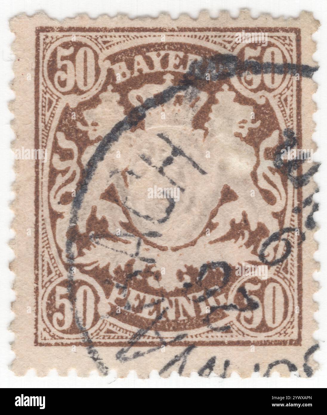 BAVIÈRE — 3 mars 1888 : timbre-poste marron foncé de 50 pfennig représentant des armoiries de l'État du Bayern en relief sur un ornement (petit format). La Bavière était un Royaume dans le sud de l'Allemagne avec la capitale Munich, membre de la Confédération allemande et est devenue une partie de l'Empire allemand en 1870. Après la première Guerre mondiale, elle s'est déclarée république. Elle a perdu son autonomie postale sur Mar. 31, 1920 Banque D'Images