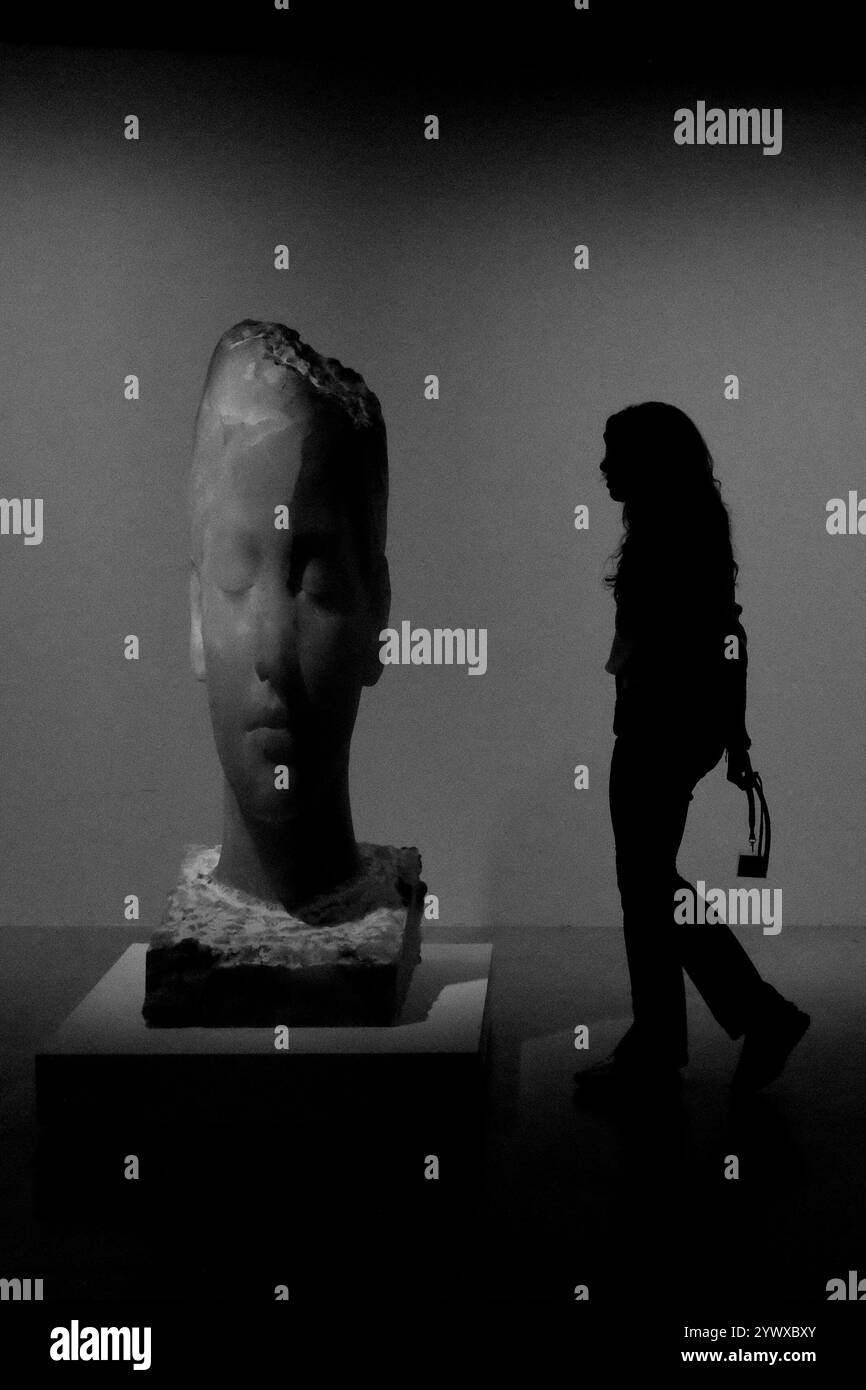 Visiteurs assistant à l'exposition 'Materia Interior' du sculpteur catalan Jaume Plensa, à Fundación Telefónica à Madrid, Espagne. Banque D'Images