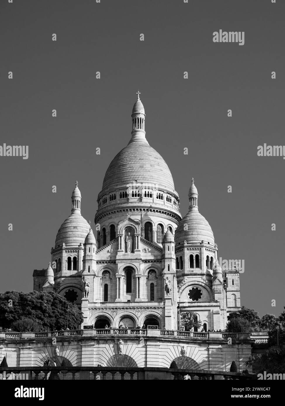 Vue en noir et blanc du Sacré-cœur, et vue sur Paris, Montmartre, Paris, France, Europe, UE. Banque D'Images