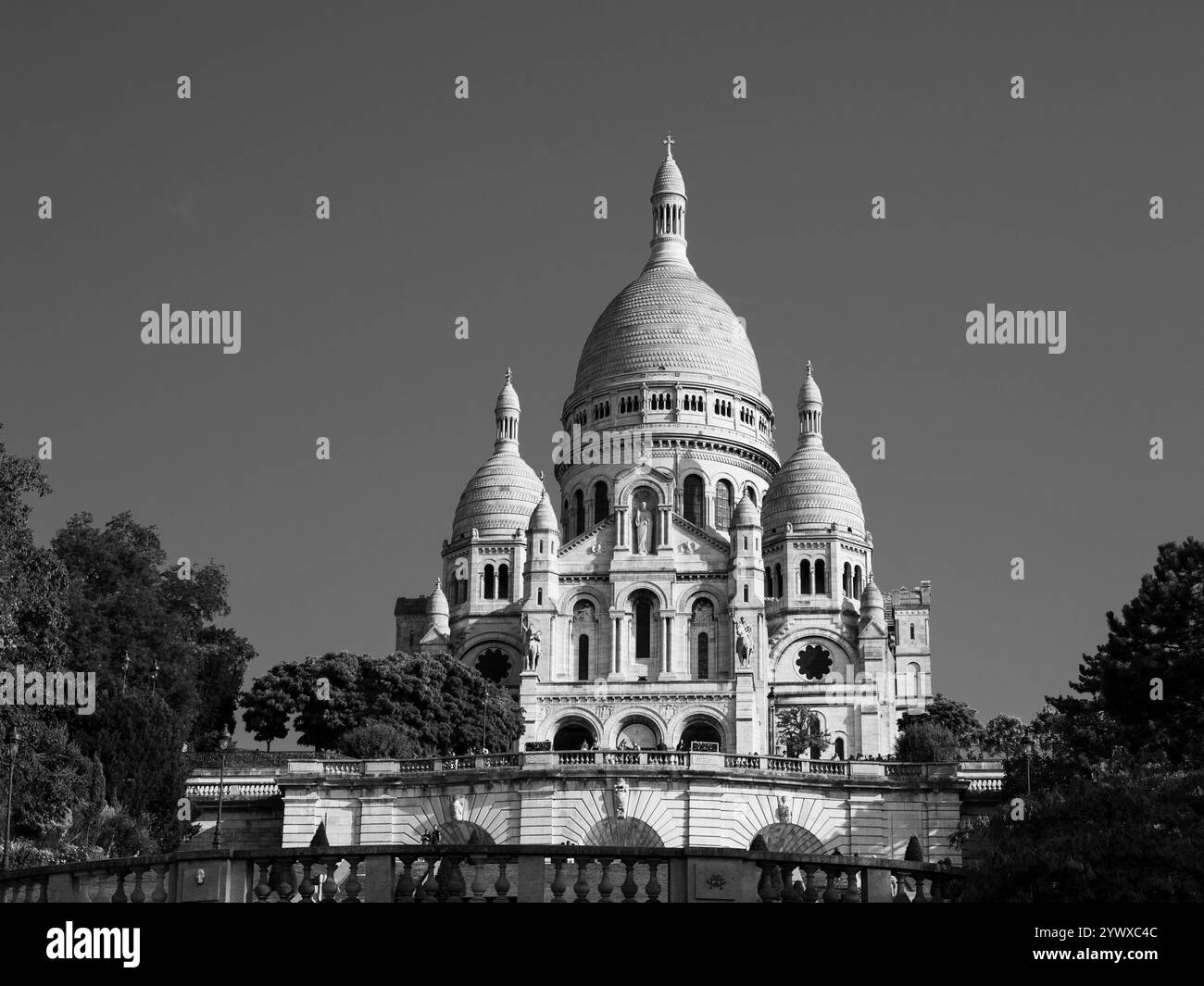Vue en noir et blanc du Sacré-cœur, et vue sur Paris, Montmartre, Paris, France, Europe, UE. Banque D'Images