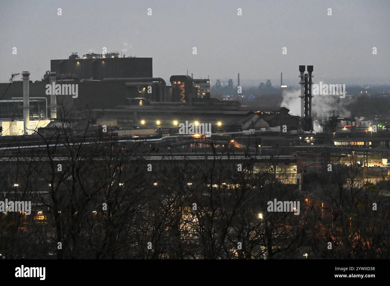 DAS Stahlwerk von ThyssenKrupp Steel in Duisburg, Hochofen, ThyssenKrupp Steel, Arbeitskraefte-Abbau, Stahlwerker, ThyssenKrupp Steel Duisburg, 11.12.2024, *** aciérie ThyssenKrupp Steel à Duisburg, haut fourneau, ThyssenKrupp Steel, démantèlement de la main-d'œuvre, métallurgistes, ThyssenKrupp Steel Duisburg, 11 12 2024, Banque D'Images