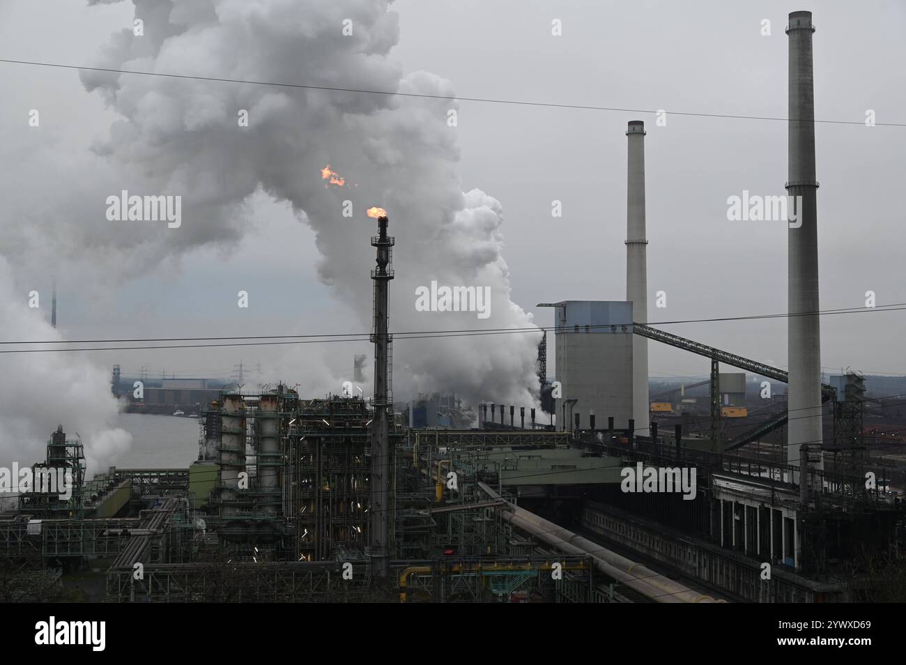 DAS Stahlwerk von ThyssenKrupp Steel in Duisburg, Kokerei Schwelgern, Hochofenwerk Schwelgern, Gasfackel, Kokereigase, gasflamme, ThyssenKrupp Steel, Arbeitskraefte-Abbau, Stahlwerker, ThyssenKrupp Steel Duisburg, 11.12.2024, *** aciéries ThyssenKrupp à Duisburg, cokerie de Schwelgern, haut fourneau de Schwelgern, torche à gaz, gaz de cokerie, flamme à gaz, acier ThyssenKrupp, main-d'œuvre minière, métallurgistes, ThyssenKrupp Steel Duisburg, 11 12 2024, Banque D'Images