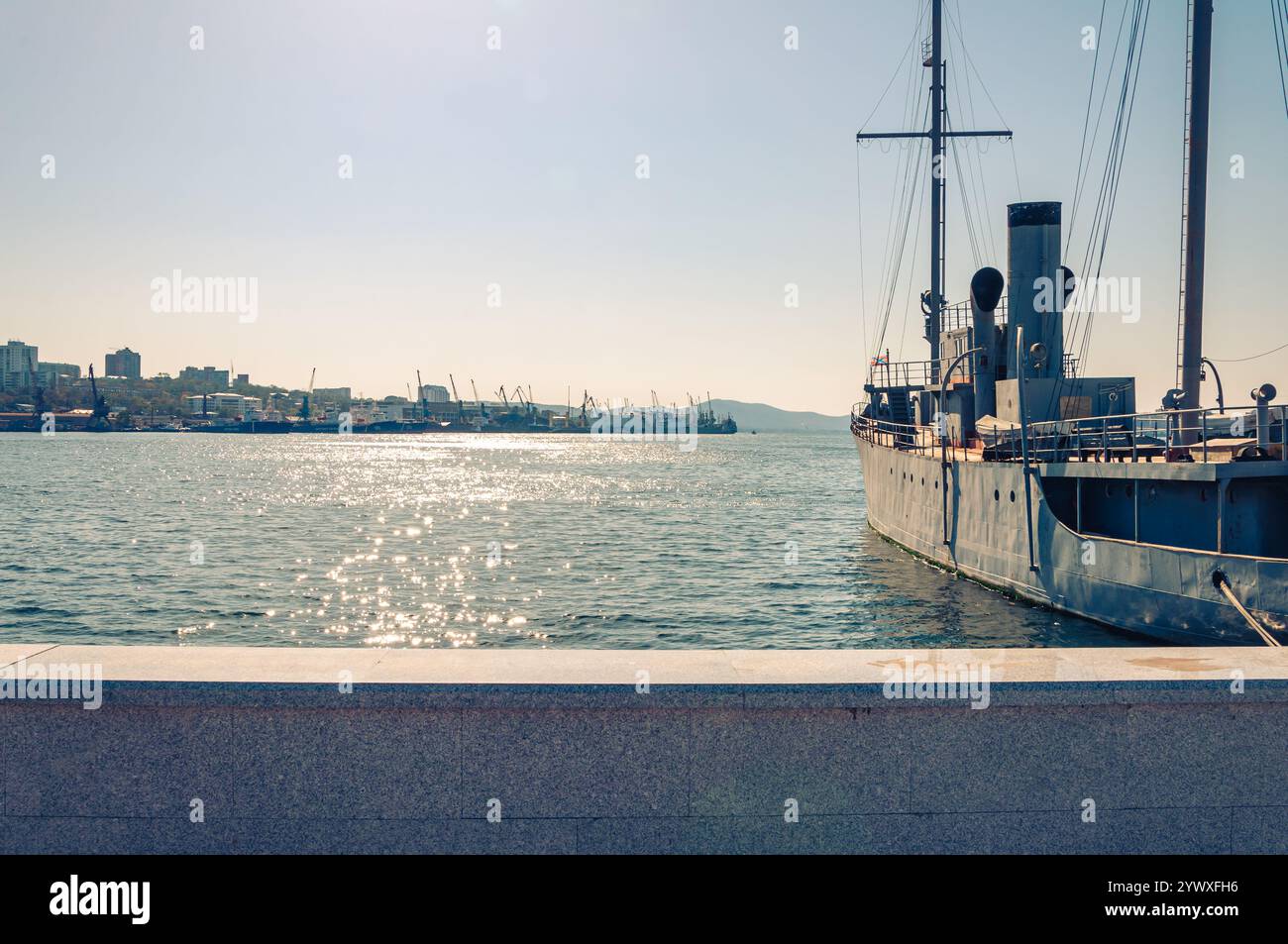 Vladivostok, Russie - 21 octobre 2012 : un navire historique a accosté au port avec l'horizon de la ville en arrière-plan. Banque D'Images