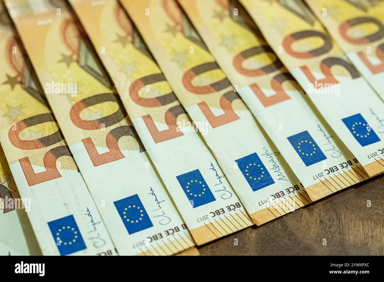 Partie du modèle du gros plan sur les billets de 50 euros. Financer de l'argent. Billets de banque de l'Union européenne. billets de 50 euros sur fond blanc. Argent liquide européen. C Banque D'Images