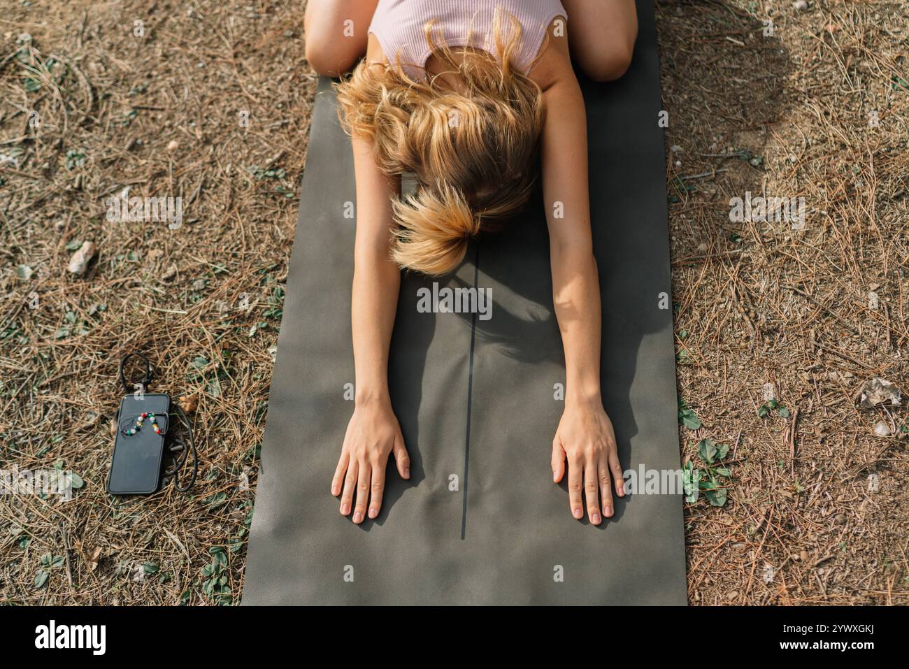 tapis de yoga dans un environnement naturel extérieur, signifiant détente, équilibre et bien-être physique. Banque D'Images