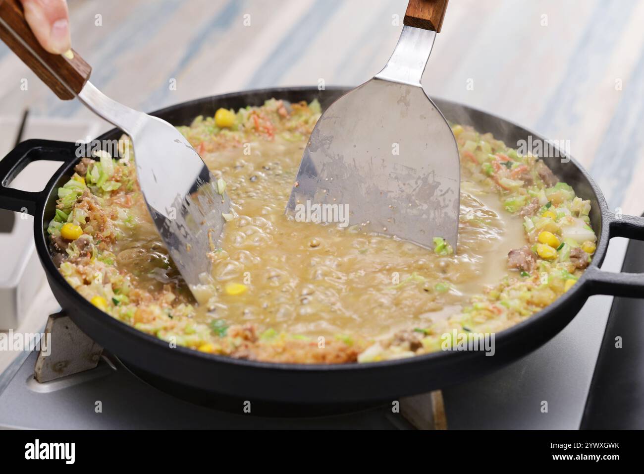 Monjayaki à la maison (faire une banque, verser dans la soupe) Banque D'Images