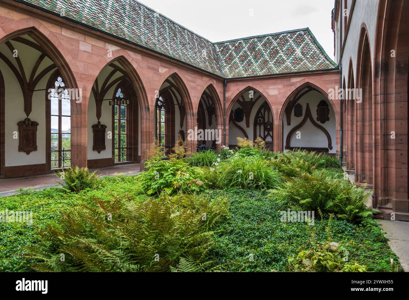 Le jardin de la cour du cloître devant la chapelle Saint-Nicolas à la cathédrale de Bâle Minster dans la vieille ville de Bâle, Suisse. Banque D'Images