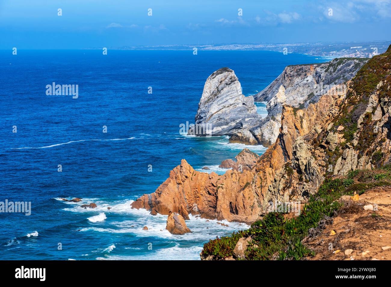 Littoral pittoresque de l'océan Atlantique au Portugal, au nord du Cap Roca, région de Sintra. Banque D'Images