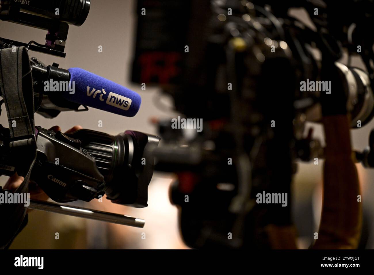 Bruxelles, Belgique. 12 décembre 2024. Une caméra avec le logo de la VRT photographiée lors d'une session de la commission Media du Parlement flamand avec la présentation du rapport annuel de la télévision publique flamande VRT, à Bruxelles, le mercredi 04 septembre 2024. BELGA PHOTO DIRK WAEM crédit : Belga News Agency/Alamy Live News Banque D'Images