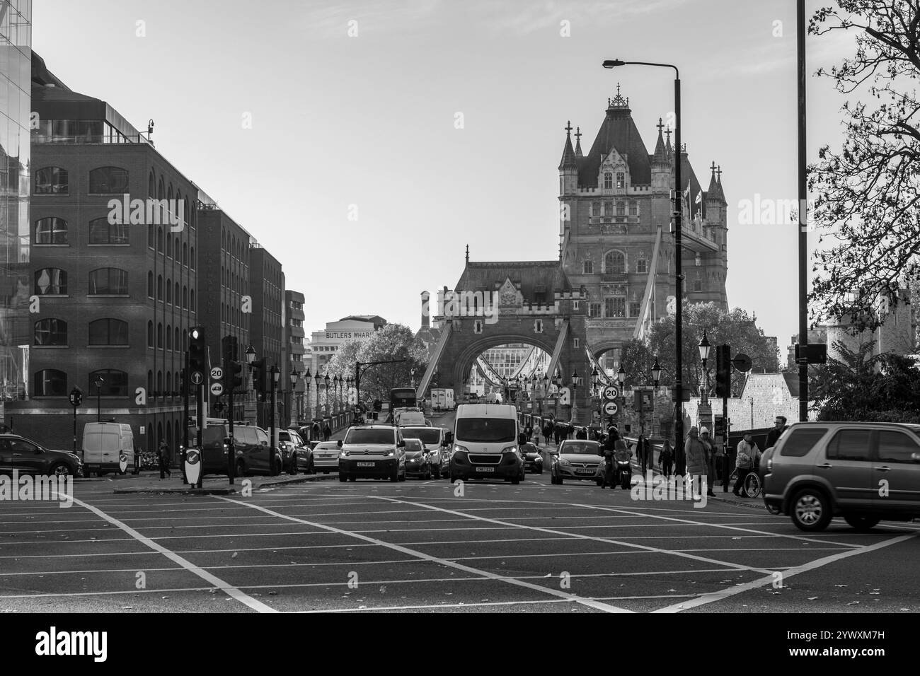London Tower Bridge approche en noir et blanc. Banque D'Images