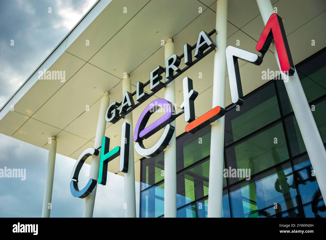 Chełm, Lubelskie, Pologne - 30 avril 2022 : vue du logo du grand centre commercial au-dessus de l'entrée Banque D'Images