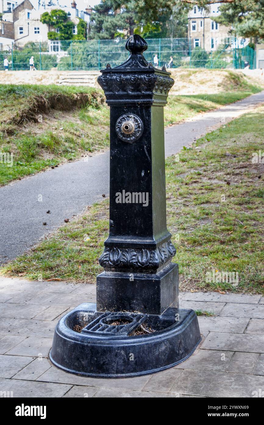 Une fontaine victorienne en métal noir, maintenant non fonctionnelle, dans un parc public, Londres, Royaume-Uni Banque D'Images