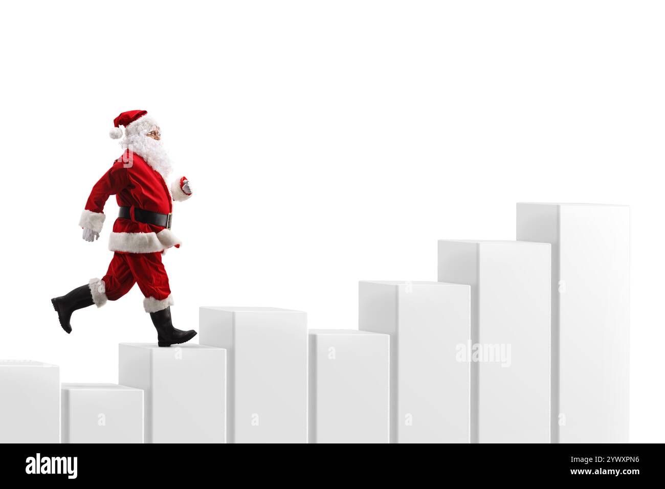 Plan de profil pleine longueur du Père Noël fonctionnant sur des colonnes isolées sur fond blanc Banque D'Images